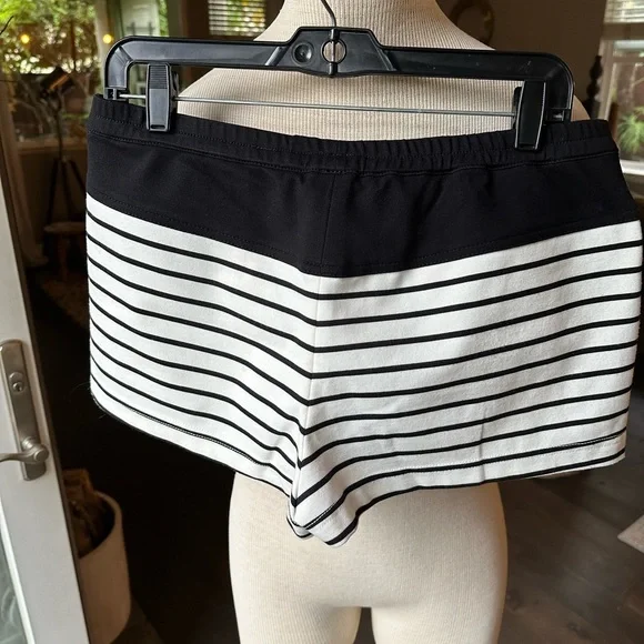 BCBGMaxAzria shorts size medium - Picture 9 of 9